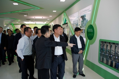 2012年，时任浙江省副省长毛光烈视察yth2206游艇会